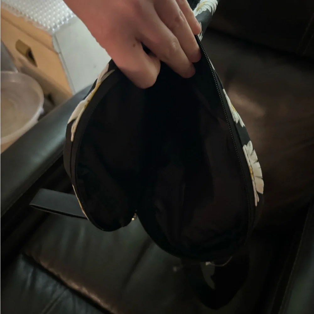 Daisy Print crossbody bag comes with gnome. - Picture 5 of 9